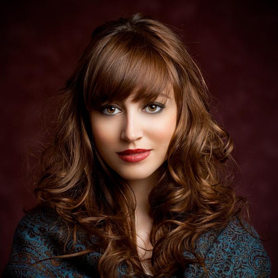 curly-hairstyle-with-bangs-21