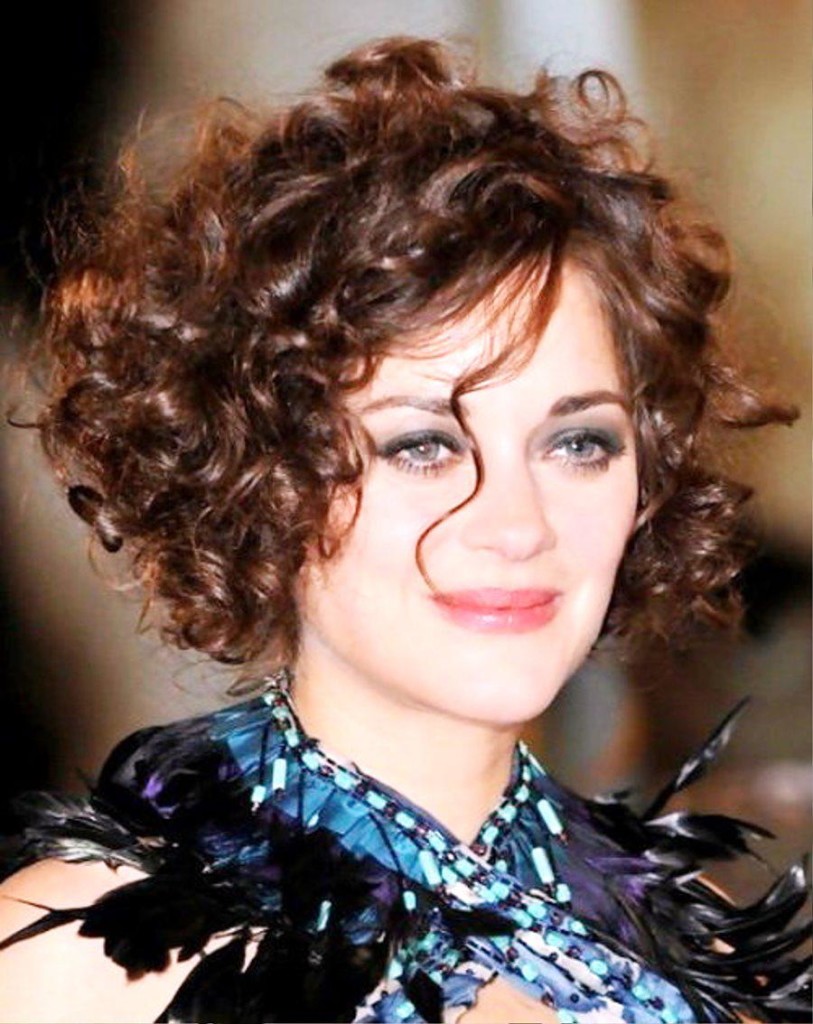 curly-hairstyle-with-bangs-29