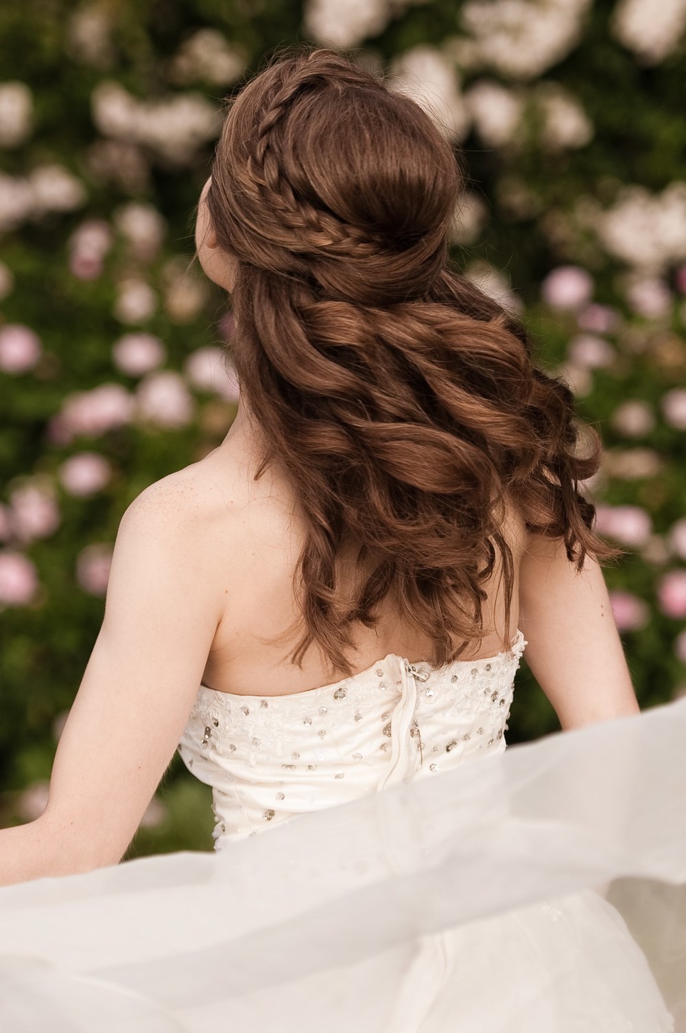 Собранные или распущенные. Прическа невесты мальвинка. Прическа на свадьбу на длинные волосы. Прическа мальвинка на длинные волосы. Свадебные причёски на средние волосы распущенные.
