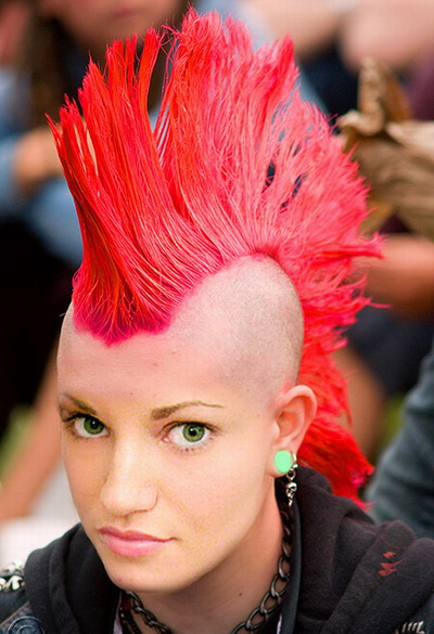 21 Steal more attention by splashing your punk hairstyle in wild colors