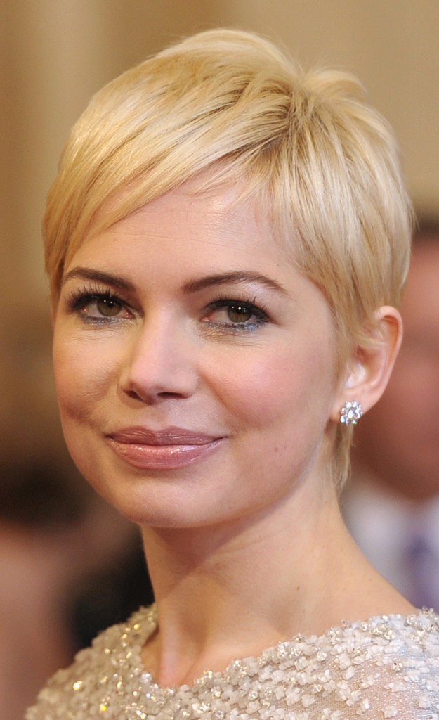 14 Dare to Have a Pixie Hairstyle with Bangs