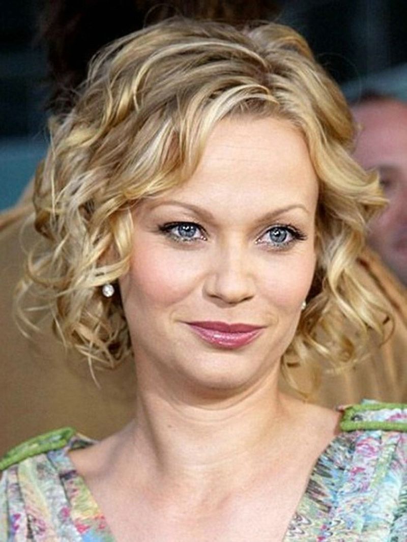 19 Embrace your wild side with your short wavy hair – HairStyles for Women